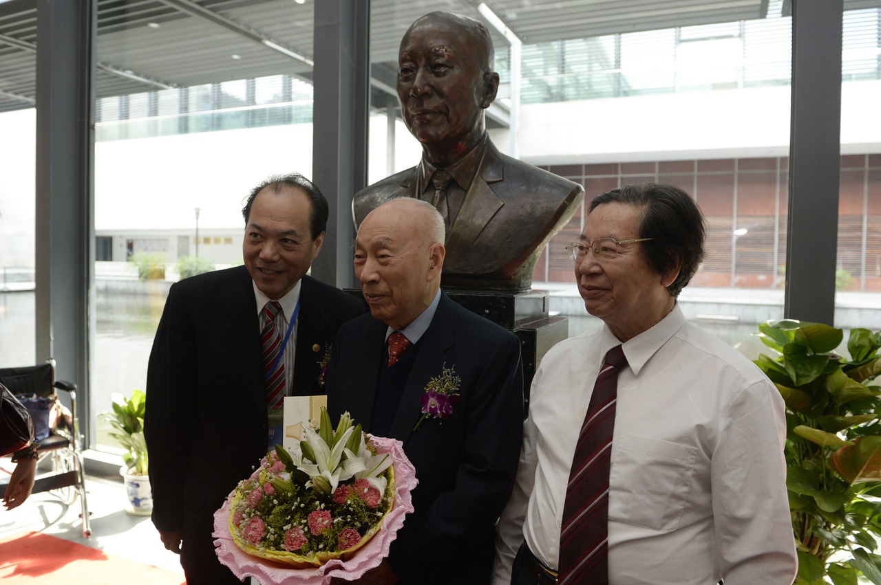 2014年7月31日，“寧波幫”代表人士李達(dá)三（中）在自己的塑像前留影。圖片來源：新華社