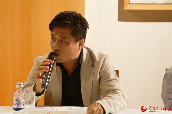 巴西中國浙江商會(huì)會(huì)長鄭俠茂在座談會(huì)上致辭。人民網(wǎng)記者 陳海琪攝