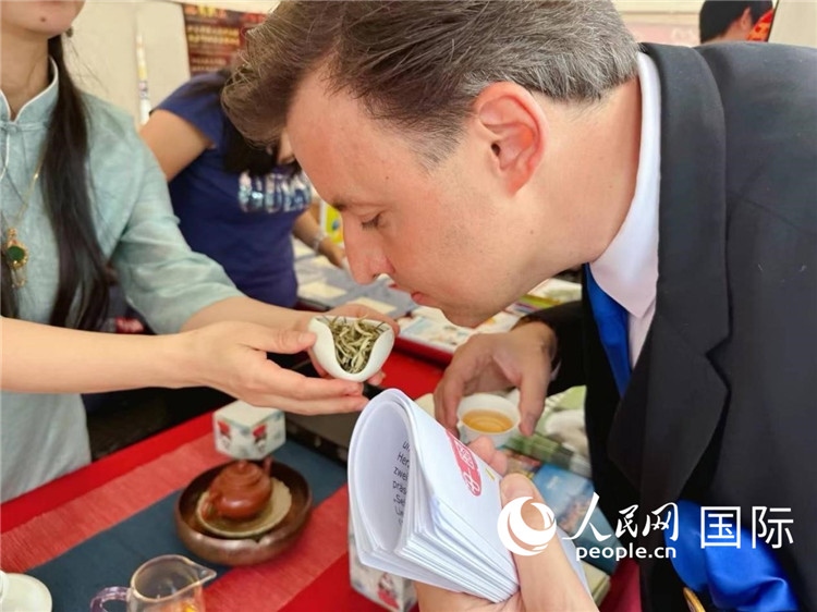 德國市民品鑒中國茶。人民網(wǎng)記者 劉赫攝