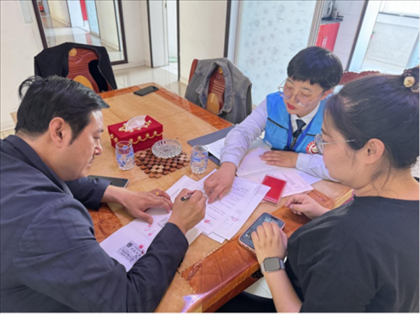 棋蒙政務(wù)企業(yè)服務(wù)中心幫辦代辦員為高老先生上門(mén)辦理業(yè)務(wù)。鄂托克旗政務(wù)服務(wù)與數(shù)據(jù)管理局供圖