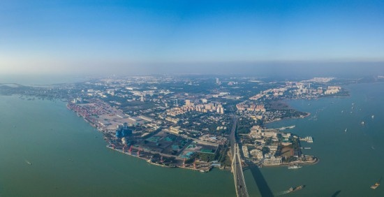 海南自貿(mào)港重點(diǎn)園區(qū)——洋浦經(jīng)濟(jì)開(kāi)發(fā)區(qū)（2023年12月31日攝，無(wú)人機(jī)全景照片）。新華社記者 蒲曉旭 攝