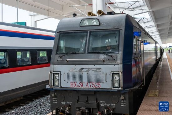 8月5日，由老撾籍火車司機獨立駕駛的滿載貨物的列車駛出中老鐵路萬象站。新華社發(fā)（凱喬 攝）