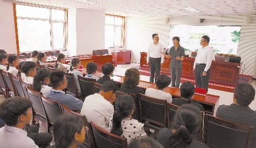 圖③：干警以表演節(jié)目的形式宣傳保護(hù)生態(tài)環(huán)境的法律法規(guī)。