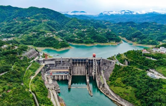 這是陜西安康水電站大壩（2024年6月21日攝，無(wú)人機(jī)照片）。新華社記者 蔡湘鑫 攝