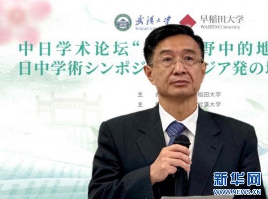 圖為中國(guó)駐日本大使館教育處公使銜參贊杜柯偉發(fā)表致辭。（武漢大學(xué)供圖）