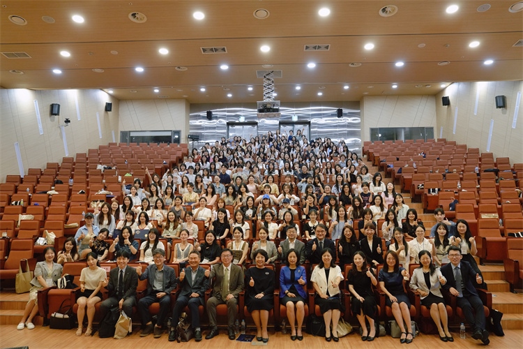 8月5日，第十一屆在韓國際中文教育志愿者崗中培訓舉行開班儀式。圖為活動現(xiàn)場合影。 教育部中外語言交流合作中心供圖