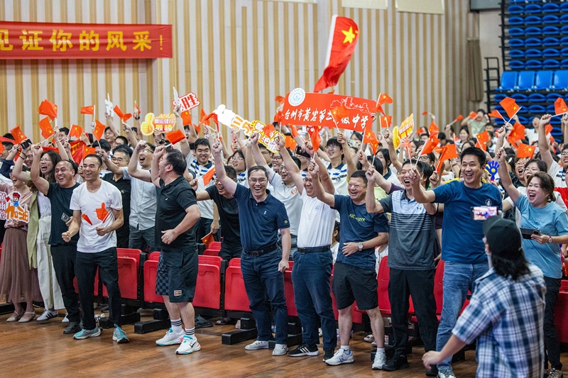 北京時間7月27日，2024年巴黎奧運會首個比賽日，在射擊10米氣步槍混合團體比賽中，中國選手黃雨婷/盛李豪獲得金牌。圖為黃雨婷的母校師生們通過收看奧運直播的方式為她加油助威。