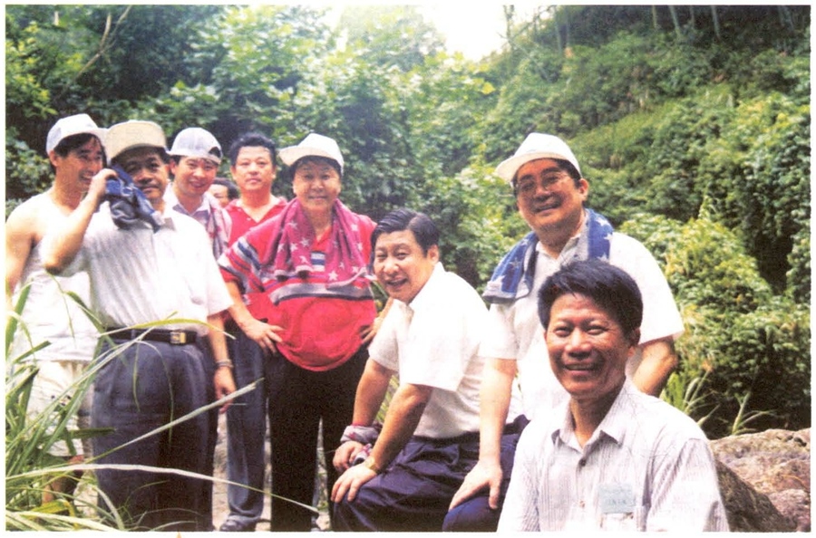 1999年6月，習近平在福州森林公園參加紀念毛主席“發(fā)展體育運動，增強人民體質(zhì)”題詞47周年登山健身活動。（資料照片，來源：《習近平在福建》（下））