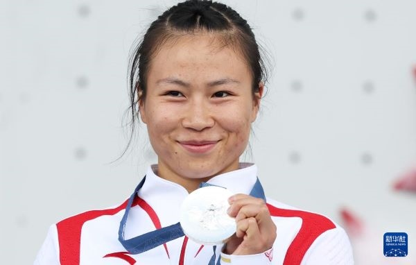 北京時(shí)間8月7日，在巴黎奧運(yùn)會(huì)攀巖女子速度賽比賽中，中國選手鄧麗娟獲得銀牌。圖為亞軍中國選手鄧麗娟在頒獎(jiǎng)儀式上。新華社記者 高靜 攝