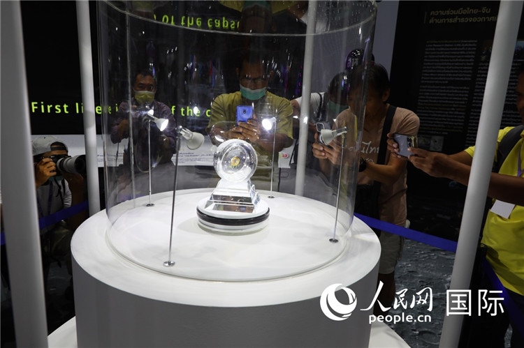 “嫦娥五號”探測器從月球帶回的月球樣品在泰國展出。人民網(wǎng)記者簡承淵攝