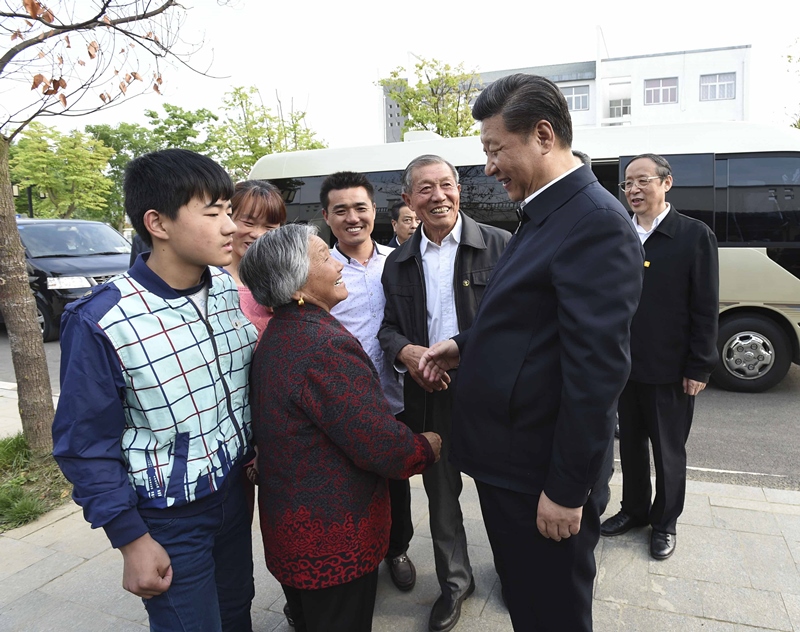 2016年4月25日，習(xí)近平在安徽省滁州市鳳陽縣小崗村看望當年大包干帶頭人嚴金昌（右三）一家。
