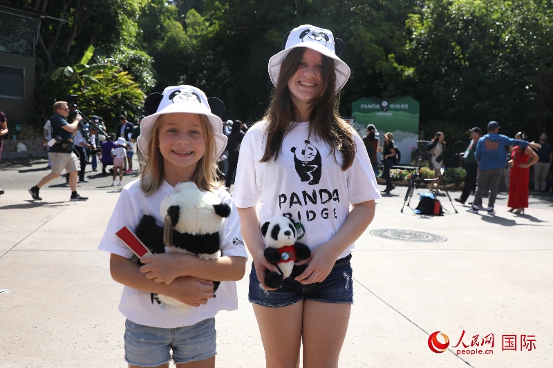 3、美國當?shù)卦S多民眾來圣迭戈動物園看熊貓。 人民網(wǎng)記者 李志偉攝