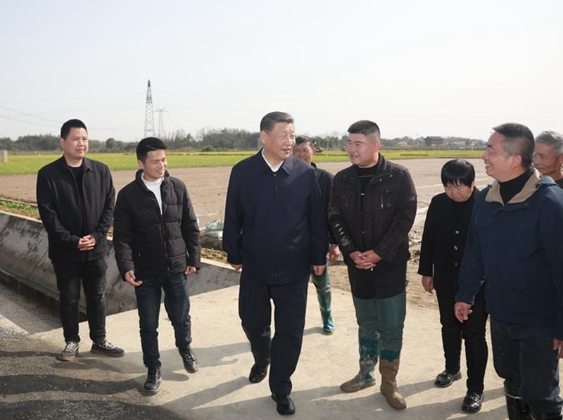 2024年3月19日，習(xí)近平總書記在湖南常德市鼎城區(qū)謝家鋪鎮(zhèn)港中坪村，同種糧大戶、農(nóng)技人員、基層干部親切交流。