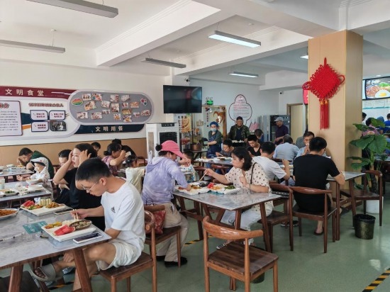 清水灣社區(qū)食堂坐滿(mǎn)了前來(lái)就餐的居民。新華社記者 鄒欣媛 攝