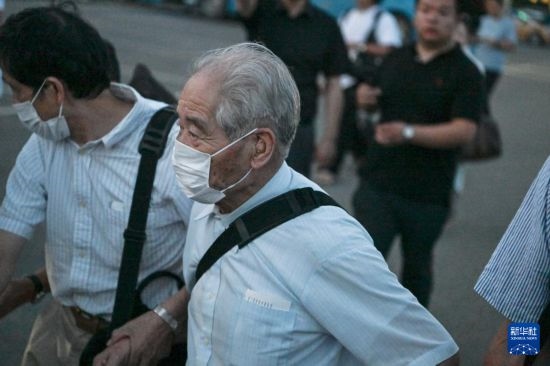 8月12日晚，侵華日軍第七三一部隊(duì)（簡稱“731部隊(duì)”）“少年隊(duì)”原隊(duì)員清水英男，乘機(jī)抵達(dá)哈爾濱。新華社記者 王松 攝