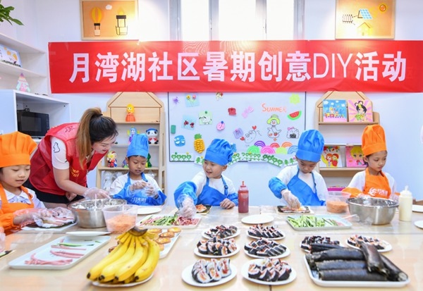 漯河市月灣湖社區(qū)青少年活動(dòng)室里，志愿者教孩子們做手工。 齊國霞攝