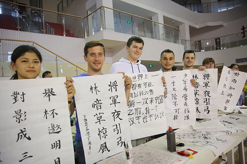 2017年6月5日，來自青島大學(xué)和中國石油大學(xué)（華東）的外國留學(xué)生在展示現(xiàn)場完成的書法作品。