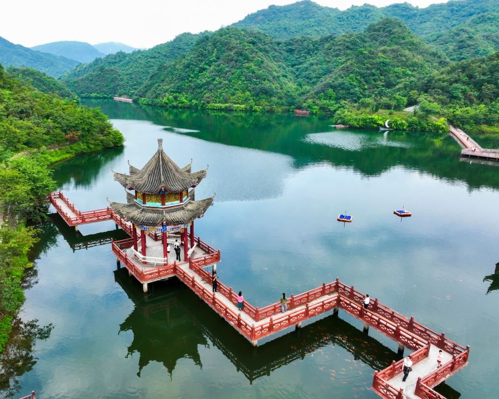 2024年8月11日，游客在湖南省雙牌縣陽明山國家森林公園萬和湖休閑游玩。新華社發(fā)（周秀魚春攝）