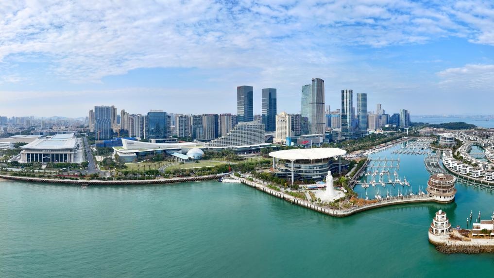 2024年1月24日拍攝的廈門國際會(huì)議中心、環(huán)島路一帶濱海城市景觀。新華社記者姜克紅攝