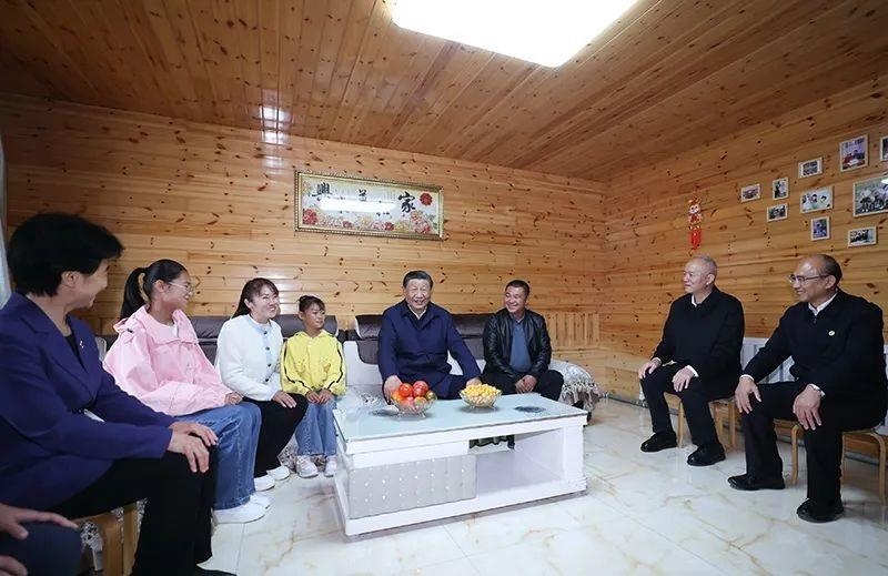 △2023年9月6日，習(xí)近平總書記在黑龍江大興安嶺地區(qū)漠河市北極村，同村民史瑞娟一家親切交談。