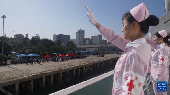 當(dāng)?shù)貢r間8月16日上午10時許，執(zhí)行“和諧使命-2024”任務(wù)的中國海軍“和平方舟”號醫(yī)院船圓滿結(jié)束對莫桑比克的訪問，駛離馬普托港，前往本次任務(wù)第五站南非。新華社發(fā)（曹春耀 攝）