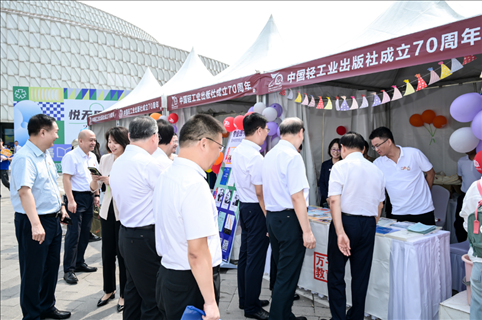 “書香滿園·輕閱七十年”圖書文化歡樂市集開市。主辦方供圖