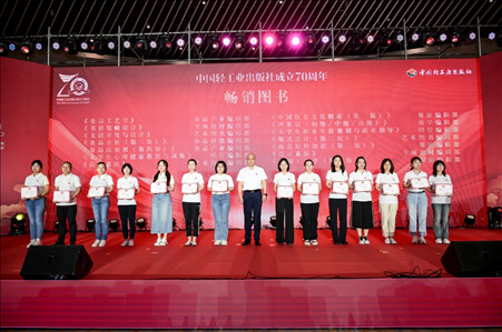 活動(dòng)現(xiàn)場為近五年精品力作、暢銷圖書頒獎(jiǎng)。主辦方供圖