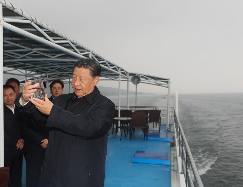 △2021年5月13日，習(xí)近平總書記在河南南陽(yáng)市淅川縣乘船考察丹江口水庫(kù)時(shí)，察看現(xiàn)場(chǎng)取水水樣。
