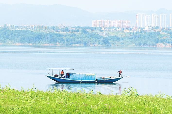 △湖北十堰鄖陽(yáng)區(qū)的志愿者在打撈漂浮物。