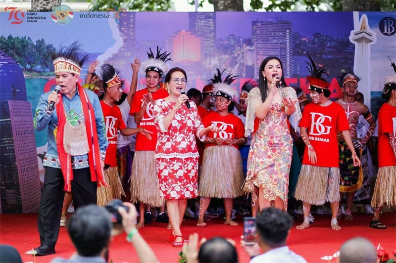 大使夫婦與演員一起共唱《明天會更好》。