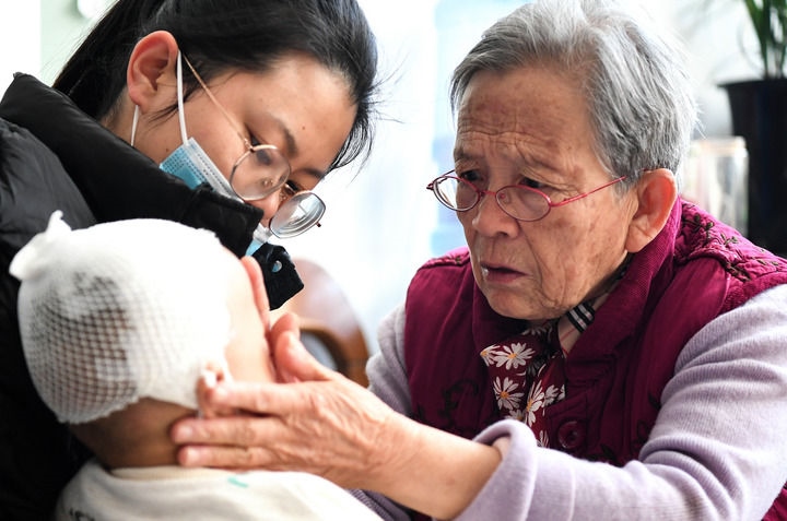2022年11月16日，在陜西省榆林市佳縣，路生梅（右）在家中為患兒義診。 新華社發(fā)（鄒競(jìng)一 攝）