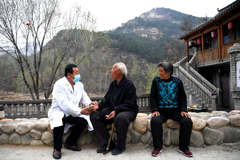 2020年4月15日，在河北阜平縣龍泉關鎮(zhèn)駱駝灣村，村醫(yī)霍建國為村民把脈。