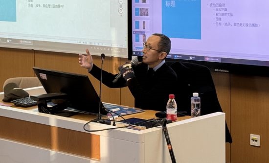 從去年秋天起，還在治療中的朱銳就堅持給本科生開課。（受訪者供圖）