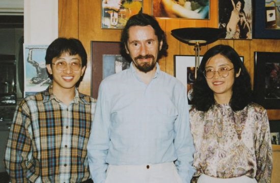 1992年，朱銳（左）赴美國杜蘭大學攻讀心靈哲學與認知科學，師從心靈哲學和認知科學家Radu Bogdan（中），右為朱銳師姐、北師大教授田平。
