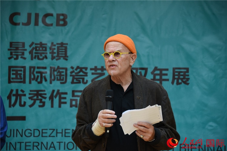 瑞典藝術(shù)家托比恩·卡爾斯博致辭。人民網(wǎng)記者 殷淼攝