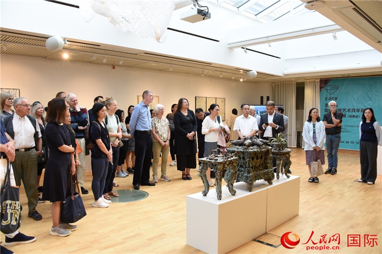 來賓參觀展覽作品。人民網(wǎng)記者 殷淼攝