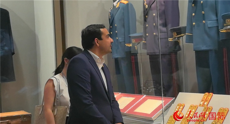 毛里求斯民議會議長阿德里安·夏爾·杜瓦爾參觀中國共產(chǎn)黨歷史展覽館。人民網(wǎng) 鐘文興攝