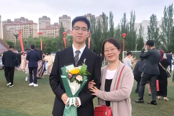 劉傲寒和媽媽合影。北航供圖