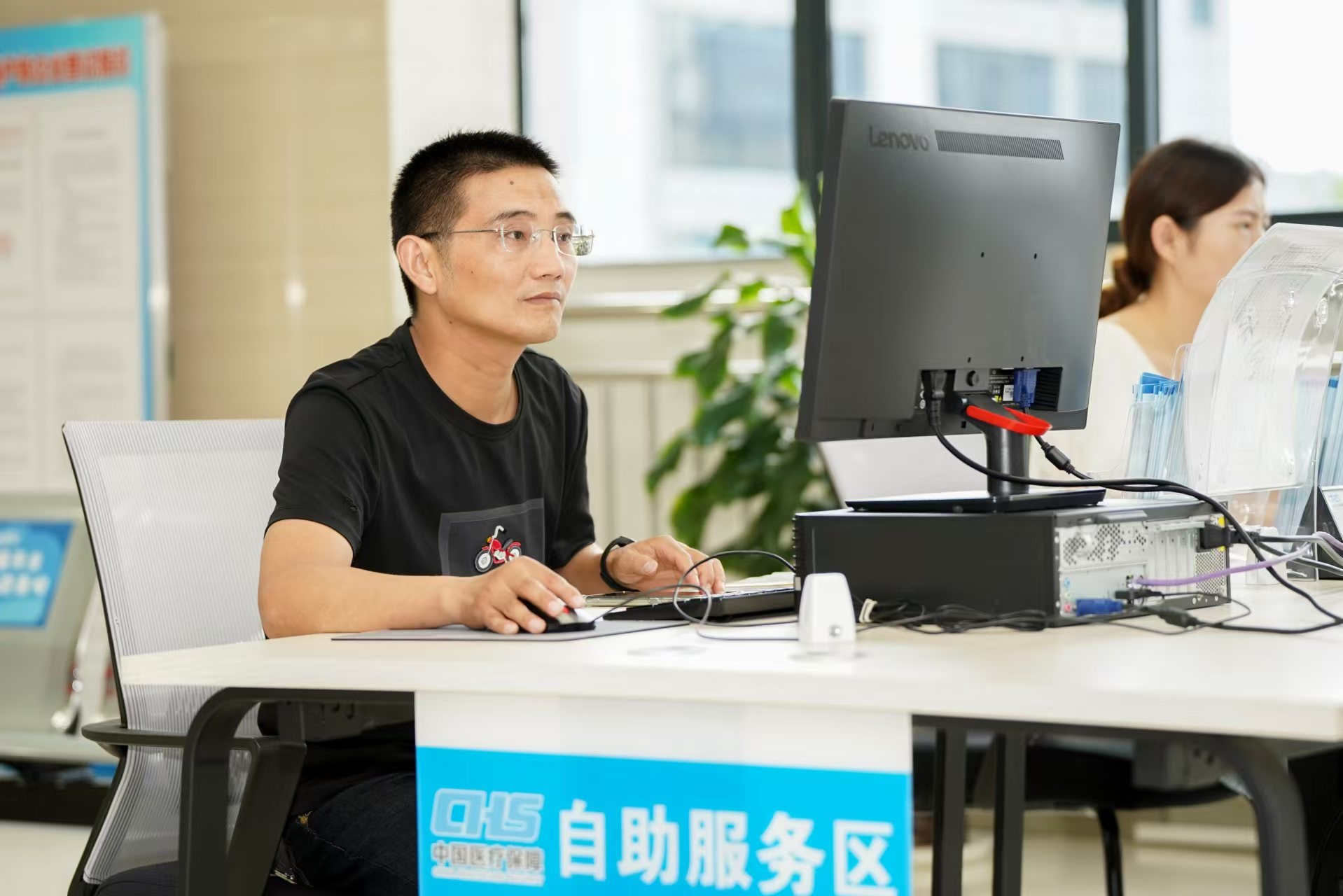 安徽省池州市市民在市政務(wù)服務(wù)大廳辦理業(yè)務(wù)。人民網(wǎng)記者 王銳攝