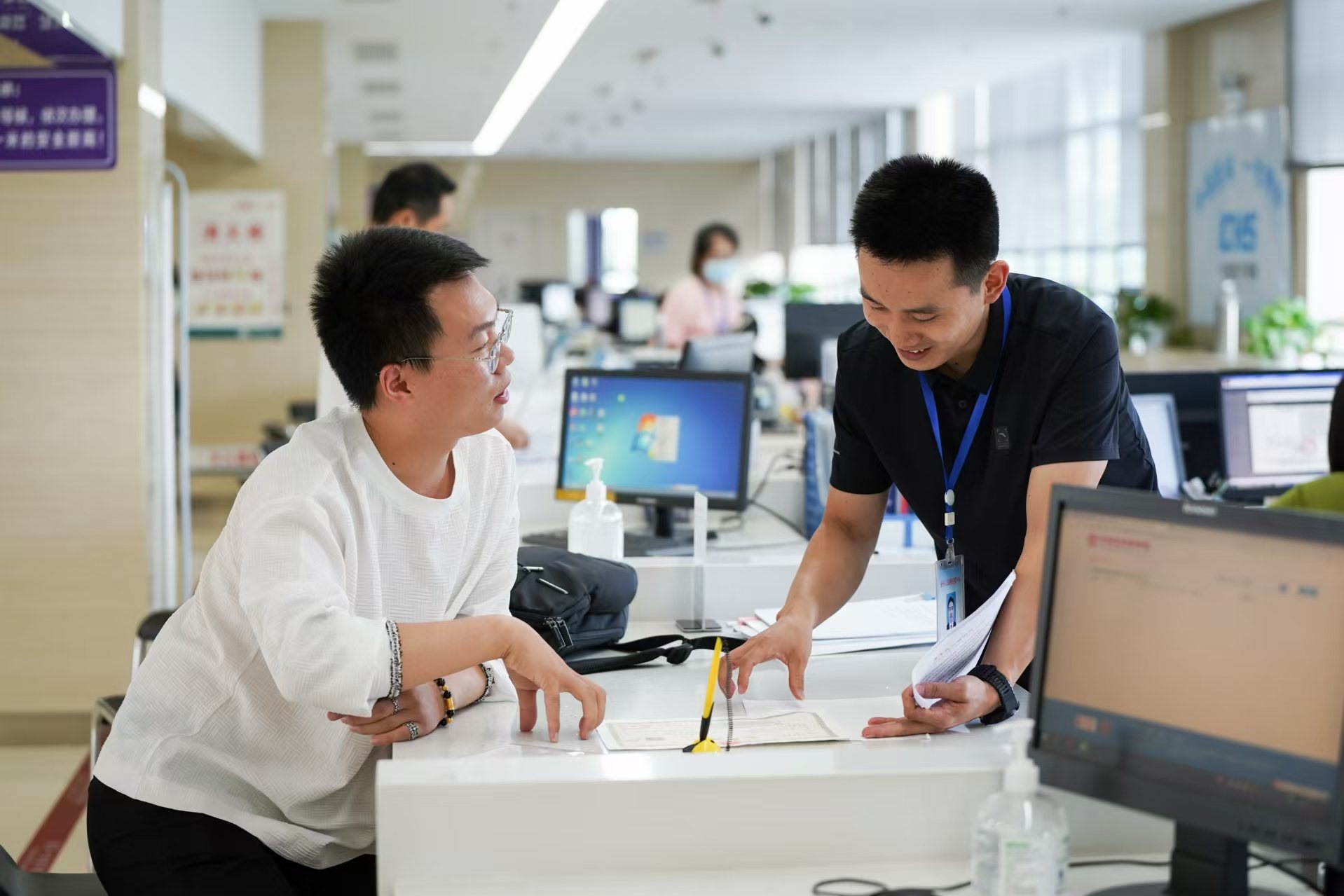 安徽省池州市市民在市政務(wù)服務(wù)大廳辦理業(yè)務(wù)。人民網(wǎng)記者 王銳攝