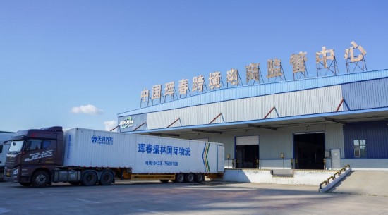 2024年8月13日，貨車在吉林省延邊朝鮮族自治州琿春綜合保稅區(qū)跨境電商物流倉(cāng)庫(kù)裝載商品?，q春市位于中俄朝三國(guó)交界處，是吉林省唯一對(duì)俄口岸城市。近年來(lái)，琿春依托口岸，積極發(fā)展進(jìn)出口加工、能源、跨境電商等產(chǎn)業(yè)集群。