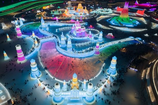 2024年1月1日，來(lái)自世界各地的游客在哈爾濱冰雪大世界園區(qū)內(nèi)游玩（無(wú)人機(jī)照片）。