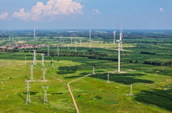 這是2024年7月19日拍攝的內(nèi)蒙古通遼238萬(wàn)千瓦風(fēng)電項(xiàng)目（無(wú)人機(jī)照片）。此項(xiàng)目每年可將75億千瓦時(shí)清潔電能經(jīng)扎魯特—青州±800（千伏）直流特高壓外送通道送至山東地區(qū)消納，相當(dāng)于滿足受端地區(qū)超過(guò)300萬(wàn)戶居民家庭用電需求，節(jié)約標(biāo)煤261萬(wàn)噸，減少二氧化碳排放634萬(wàn)噸。