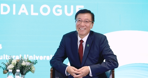 孫其信在2024世界農(nóng)業(yè)科技創(chuàng)新大會(huì)首場(chǎng)大咖對(duì)話上發(fā)言。中國(guó)農(nóng)業(yè)大學(xué)供圖
