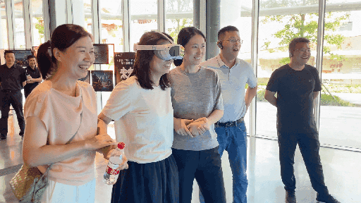 研學(xué)團(tuán)成員正在用VR眼鏡體驗(yàn)。人民網(wǎng) 王戰(zhàn)雄攝