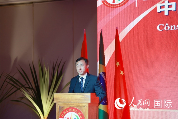 中國(guó)駐里約熱內(nèi)盧代總領(lǐng)事王海濤在典禮中致辭。人民網(wǎng)記者 陳海琪攝