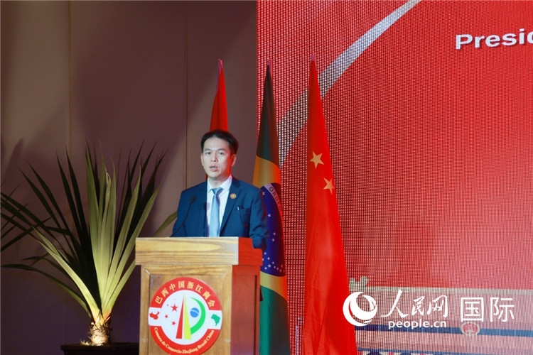 巴西中國(guó)浙江商會(huì)執(zhí)行會(huì)長(zhǎng)陳翔廣宣讀賀電。人民網(wǎng)記者 陳海琪攝