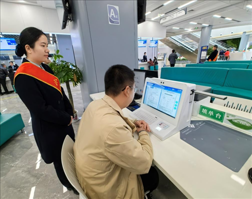 市民用電子范例填單臺(tái)錄入信息。人民網(wǎng)記者 周雯攝
