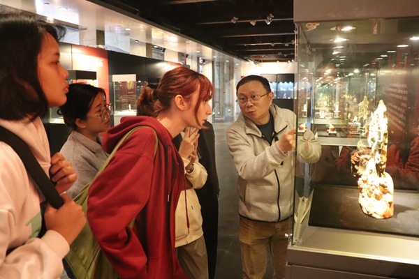 “熊貓叨叨”團(tuán)隊(duì)參觀玉器文化展。
