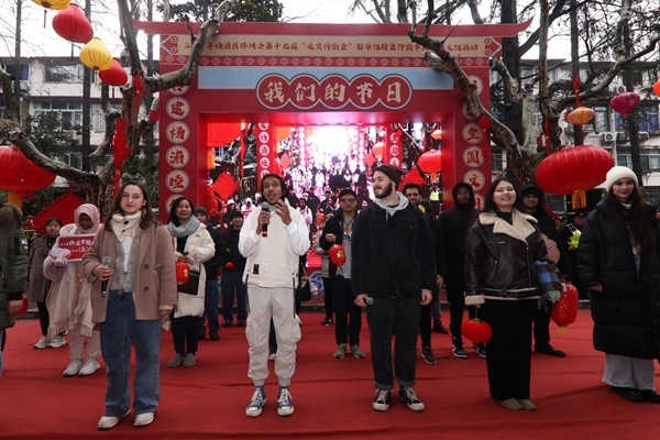 “熊貓叨叨”團(tuán)隊(duì)參加上海四平社區(qū)“元宵行街會(huì)”。